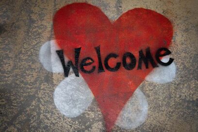 Street graffiti that says welcome